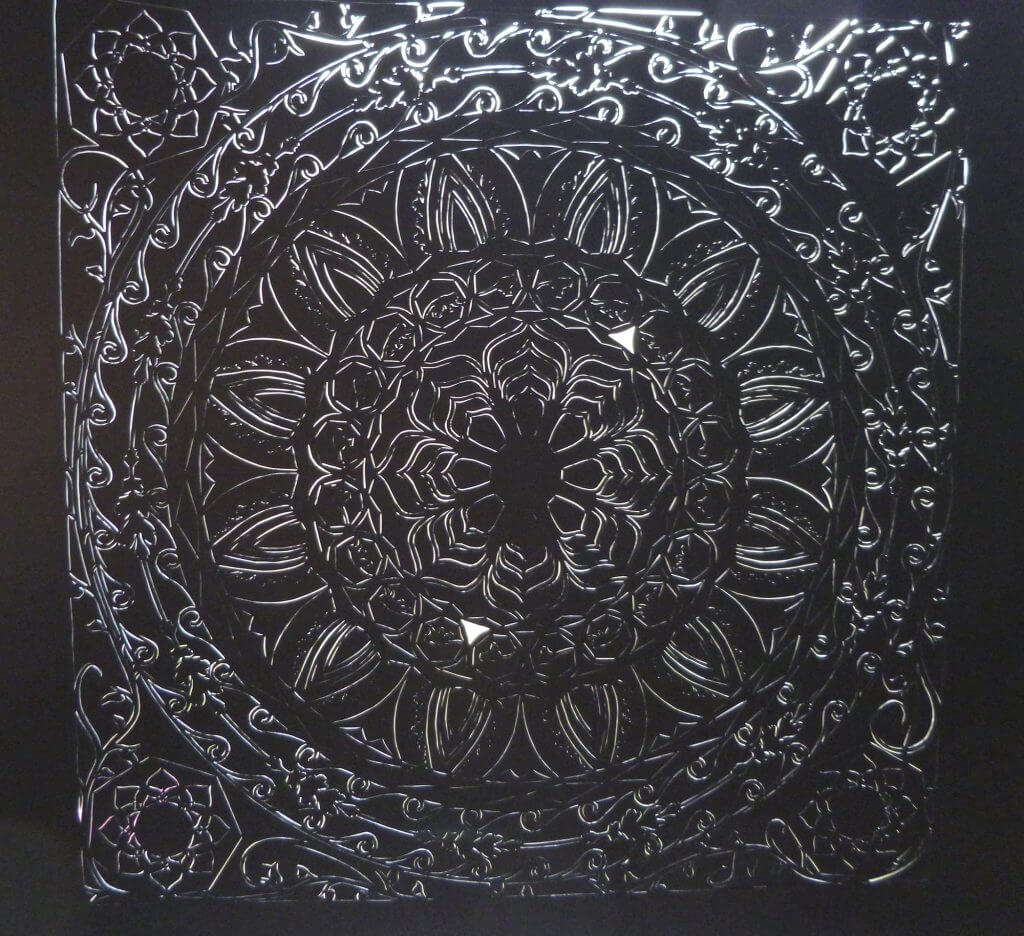 Découpage non évidé encore, transparence : papercut mandala