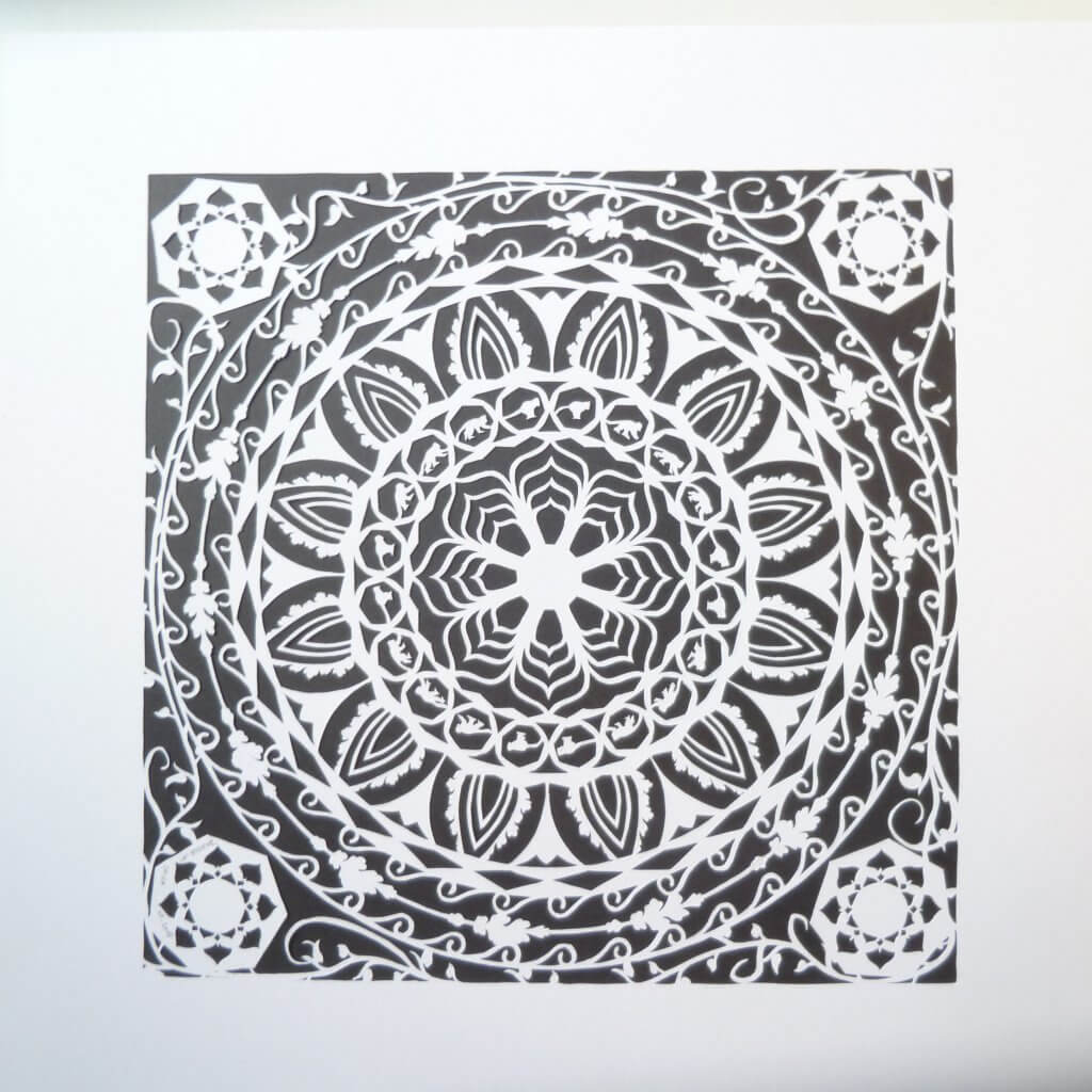 Découpage terminé : papercut mandala blanc sur noir