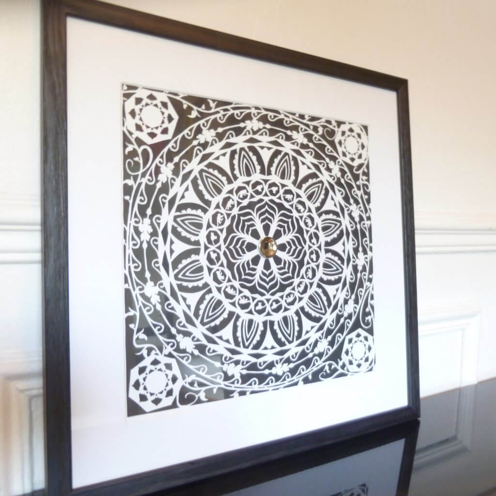 Tableau encadré : papercut mandala blanc sur noir